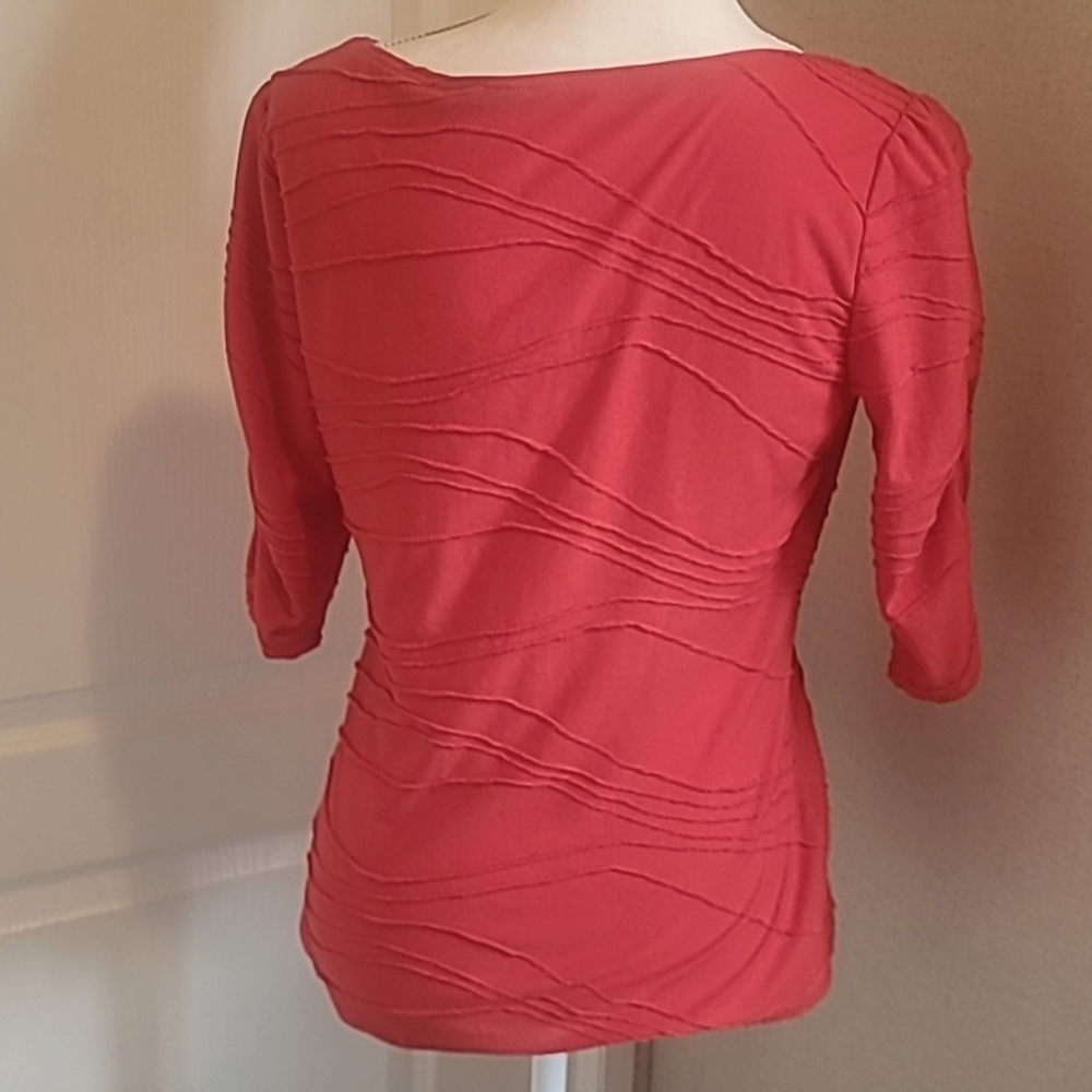 Women's Red shirt Size medium - Picture 3 of 6